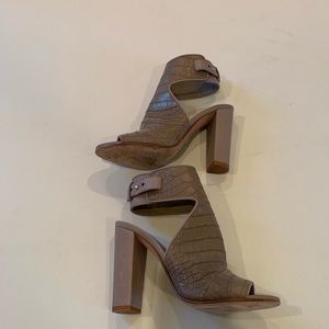 VINCE HEELS!